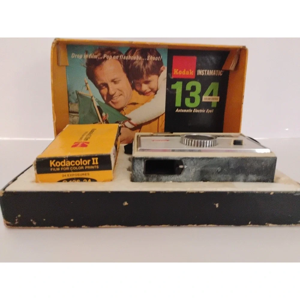 Vintage Kodak Instamatic 134 Color Outfit Automatic Electric Camera